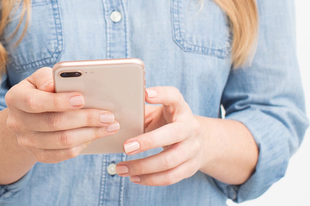 For your future self 5 - Woman on smartphone